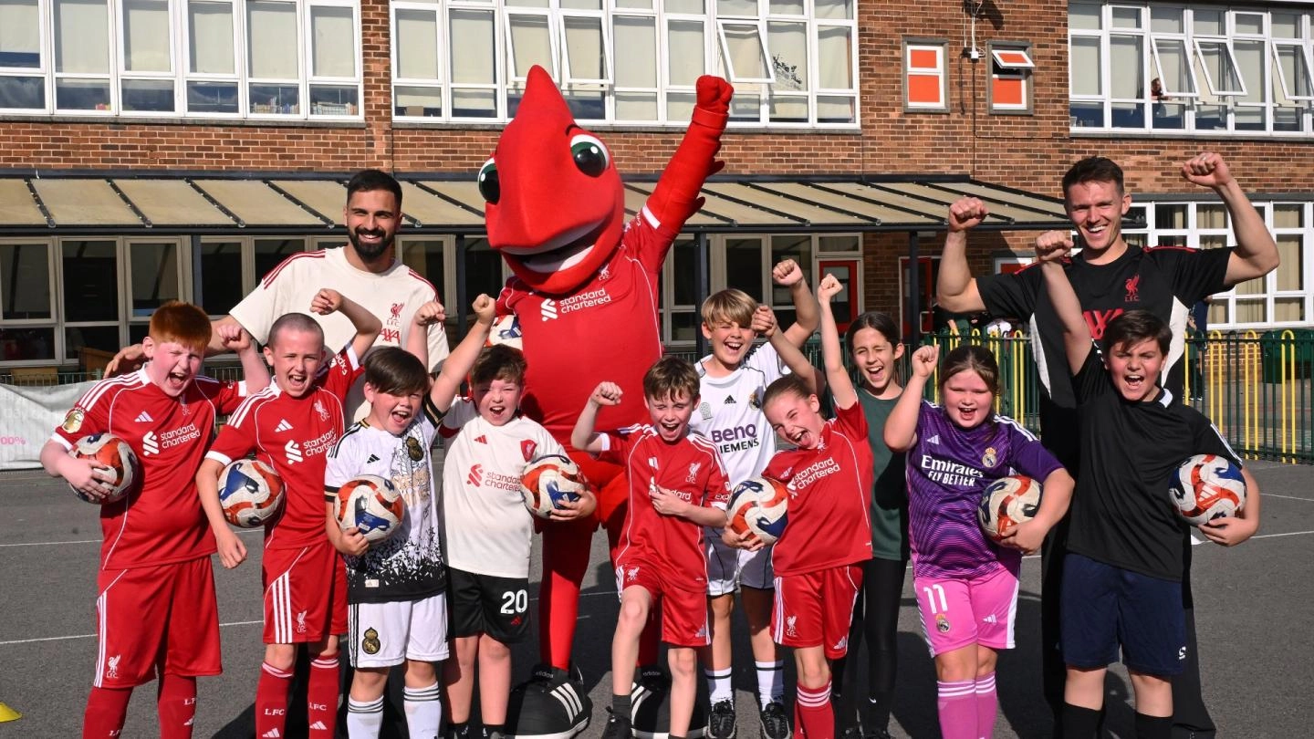 b体育官网登录-马马尔达什维利和伍德曼亮相小学校园，参加慈善基金会行动